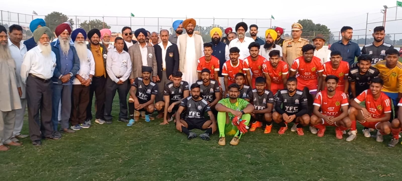 गढ़शंकर के गांव चक गुरु में आयोजित फुटबॉल टूर्नामेंट में कैबिनेट मंत्री और डिप्टी स्पीकर ने हिस्सा लिया।